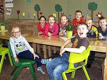 Oft geht es lustig zu bei der Ganztagesbetreuung in der Grundschule. Hier ein Teil der Kinder mit dem neuen Mobiliar. Foto: Susanne Deuerling