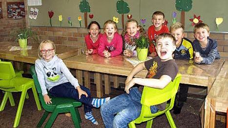 Oft geht es lustig zu bei der Ganztagesbetreuung in der Grundschule. Hier ein Teil der Kinder mit dem neuen Mobiliar. Foto: Susanne Deuerling