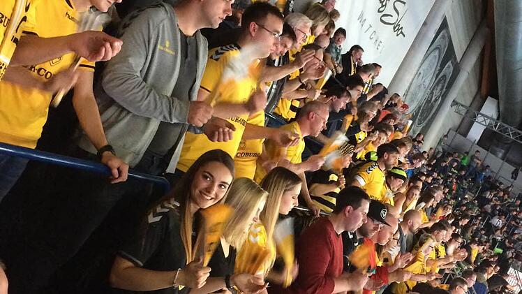 Die Coburger Fans standen bis zum Schluss hinter ihrem Team. Zwar war die Enttäuschung nach der knappen 24:26-Niederlage im Derby gegen den HC Erlangen bei Anhängern und Spielern groß, doch die Coburger konnten erhobenen Hauptes die proppenvolle Allianz-Arena in Nürnberg verlassen.  Foto: Oliver Schmidt