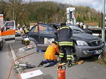 Die Feuerwehr musste den Mann aus seinem Auto befreien. Foto: Stefan Wicklein