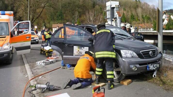 Die Feuerwehr musste den Mann aus seinem Auto befreien. Foto: Stefan Wicklein