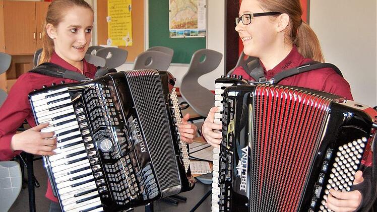 Christina Fenk (16) und Sophia Till (17) aus Erding bei München meldeten sich als Duo zum 54. Landeswettbewerb "Jugend musiziert" in Bad Kissingen an. Foto: Sigismund von Dobschütz