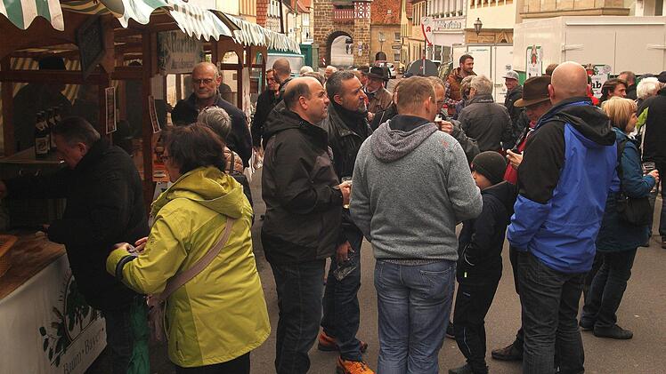 Unterhaltsame Gespräche gab's zuhauf in der Genussmeile. Foto: Günther Geiling