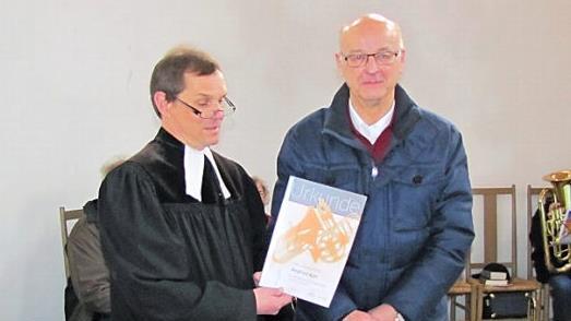 Pfarrer Klaus Göpfert (links) ehrte in der Liebfrauenkirche Seidmannsdorf Siegfried Buhl, der seit 60 Jahren im Posaunenchor mitwirkt.
