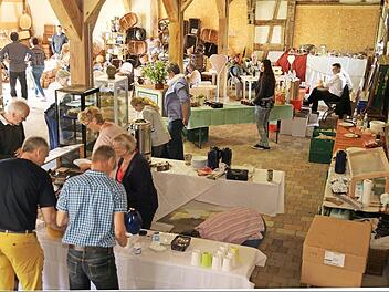In der Scheune gab es viel zu st&ouml;bern beim Kunreuther Fr&uuml;hlingsmarkt. Fotos: Franz Galster