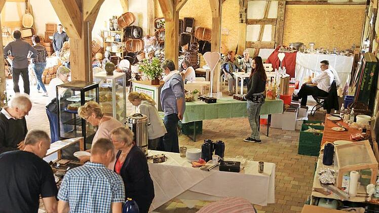 In der Scheune gab es viel zu st&ouml;bern beim Kunreuther Fr&uuml;hlingsmarkt. Fotos: Franz Galster