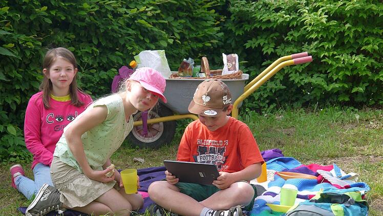 Feiertag: Natürlich haben die Kinder aus Gleußen die Pfingstferien genutzt, um dem Spektakel an der Kirche zuzuschauen. Bis sie die Glocken erstmals hören, wird es  nicht mehr lange dauern  - voraussichtlich nur noch bis zum Fronleichnamstag.