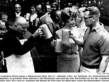 Erster Bürgermeister Hans Maier (links) eröffnete 1969 die Sommerkerwa. Ihm zur Seite stand Marge Leibenguth, die "First Lady" des damaligen Kommandeurs Clarence "Pick" Leibenguth.  Foto: Archiv/Jupp Hagen