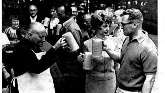 Erster Bürgermeister Hans Maier (links) eröffnete 1969 die Sommerkerwa. Ihm zur Seite stand Marge Leibenguth, die "First Lady" des damaligen Kommandeurs Clarence "Pick" Leibenguth.  Foto: Archiv/Jupp Hagen