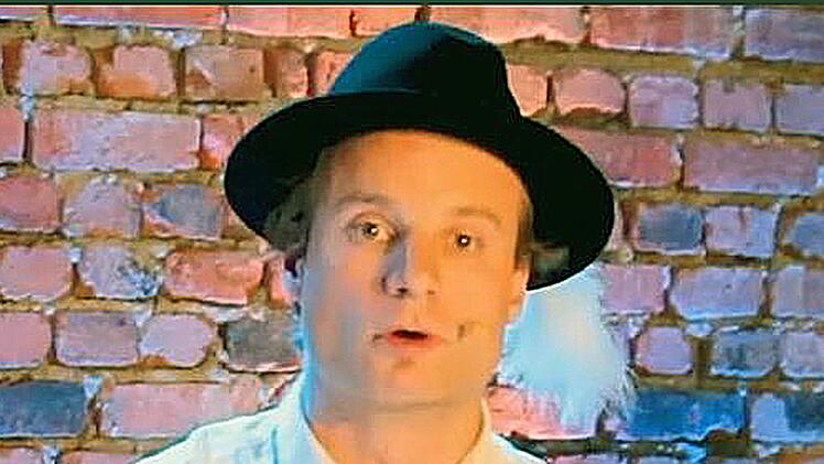 Stefan Erhard machte in seinem Sketch Werbung für das Planfest im Oktober. Screenshot: Dieter Britz