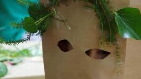 Junge mit Waldgeister-Maske