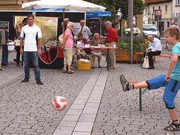 Der FC Schney hatte eine Torwand aufgestellt, bei der die Jugendlichen gerne ihre Zielgenauigkeit mit dem Fußball testeten.  Foto: Alfred Thieret