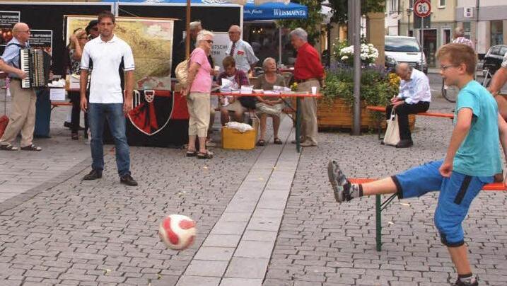 Der FC Schney hatte eine Torwand aufgestellt, bei der die Jugendlichen gerne ihre Zielgenauigkeit mit dem Fußball testeten.  Foto: Alfred Thieret