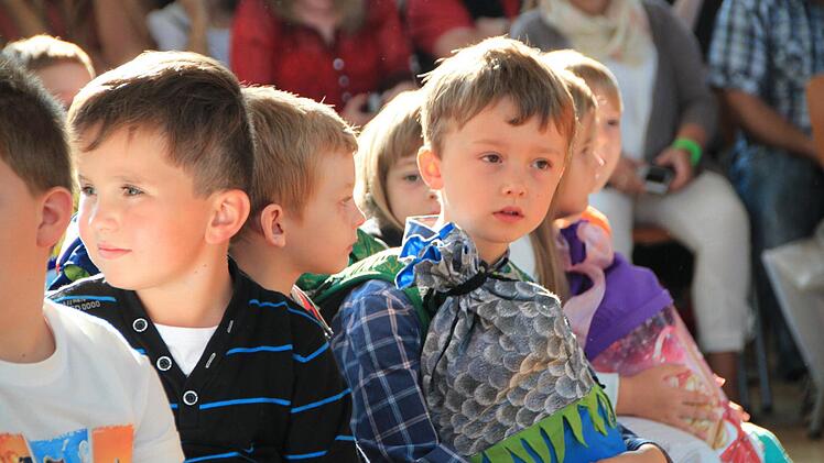 Übergabe der Sicherheitsdreiecke zum Schulanfang 2014 in Münnerstadt. Fotos: Paul Ziegler/Heike Beudert