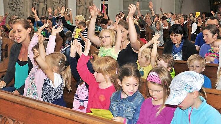 Fröhlich war die Andacht, die die Kinder und ihre Mütter und Väter bei der ersten Kindergarten-Sternwallfahrt in der Ritterkapelle in Haßfurt feierten.