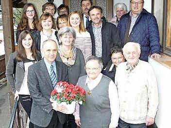 Jubilarin Maria Schott (vorne, Mitte) mit Ehemann Hans (rechts) und Bürgermeister Franz Uome (links) im Kreise der großen Familie vor dem Gasthof "Drei Linden" in Marienweiher.  Foto: Klaus-Peter Wulf