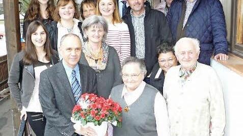 Jubilarin Maria Schott (vorne, Mitte) mit Ehemann Hans (rechts) und Bürgermeister Franz Uome (links) im Kreise der großen Familie vor dem Gasthof "Drei Linden" in Marienweiher.  Foto: Klaus-Peter Wulf