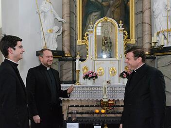 Sie freuen sich auf die Osterwoche (v. l.) : Bruder Mathias Reimer, Pfarrer Michael Kubatko und Pater Martin Baranowski. Foto: Björn Hein