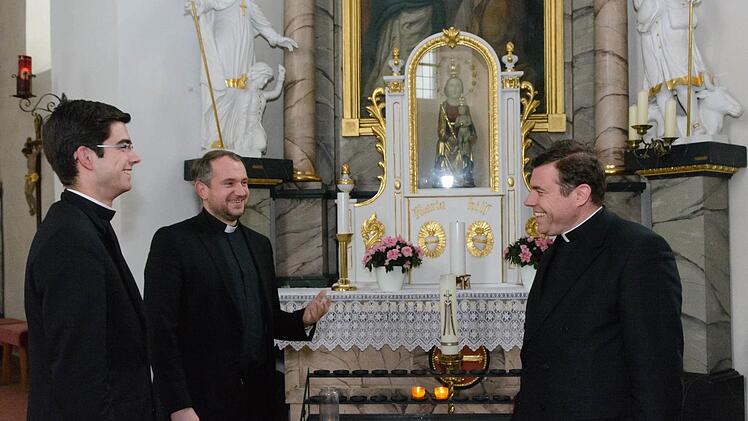 Sie freuen sich auf die Osterwoche (v. l.) : Bruder Mathias Reimer, Pfarrer Michael Kubatko und Pater Martin Baranowski. Foto: Björn Hein