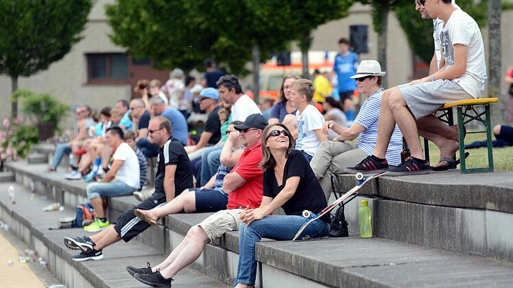 Die Stimmung auf den Rängen war prächtig, auch wenn etwas mehr Zuschauer den Weg zum Sportplatz hätten finden können.