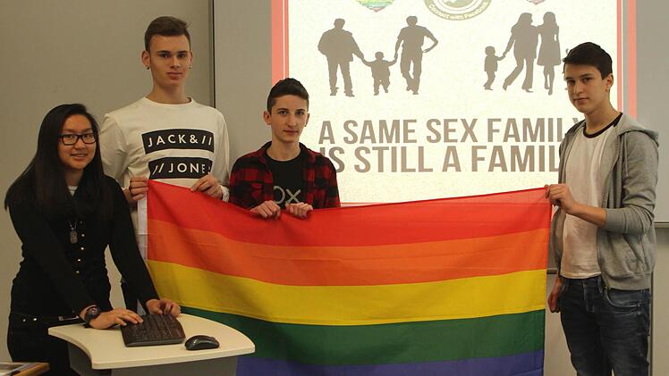 Julian, Leon, Elias und Raphael (von links) beschäftigten sich mit dem Thema "Homophobie und Gay Pride" und präsentierten dazu auch die Regenbogenflagge.