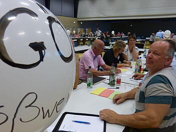 Luftballons statt Kirchtürme - jede Gemeinde hatte ihren eigenen Tisch in der Halle. Foto: Carmen Schwind