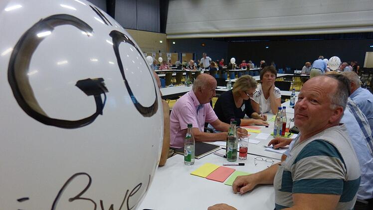 Luftballons statt Kirchtürme - jede Gemeinde hatte ihren eigenen Tisch in der Halle. Foto: Carmen Schwind
