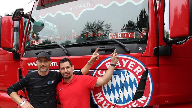 Andy Hofmeister (l.) mit seinem Betriebskollegen Andy Brandl. Sowohl Andys wie auch Andys Frau heißt Carmen. Doch während Hofmeister ein Bayern-Fan ist, bevorzugt Brandl den BVB Dortmund.