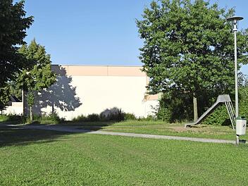 Der Gemeinderat favorisierte mehrheitlich einen Kinderhortanbau an die Turnhalle in Schwürbitz.  Foto: Andreas Welz