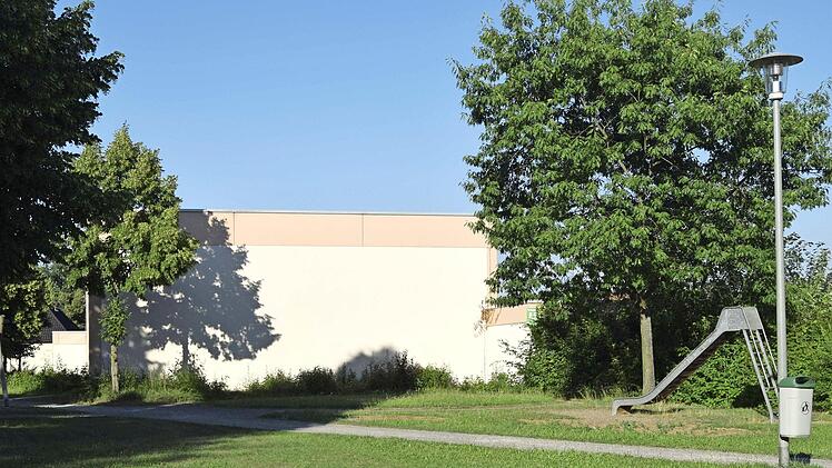 Der Gemeinderat favorisierte mehrheitlich einen Kinderhortanbau an die Turnhalle in Schwürbitz.  Foto: Andreas Welz