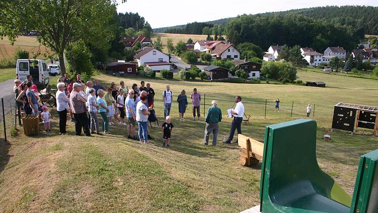 Ein Ort, der nicht nur die jüngeren Bewohner Lautertals einlädt, sondern auch für Erwachsene eine Stätte der Entspannung ist: der neu gestaltete Spielplatz in Neukirchen geworden. Anlässlich der offiziellen Freigabe wollten sich einige Bürger von dem neu geschaffenen Werk überzeugen. Foto: Martin Rebhan