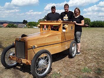 Der Nachbau des 1929er BMW Dixi der Familie Grüner aus Lichtenfels geht am 2. September beim Seifenkistenrennen in Wolfsdorf an den Start.  Fotos: Thomas Hümmer