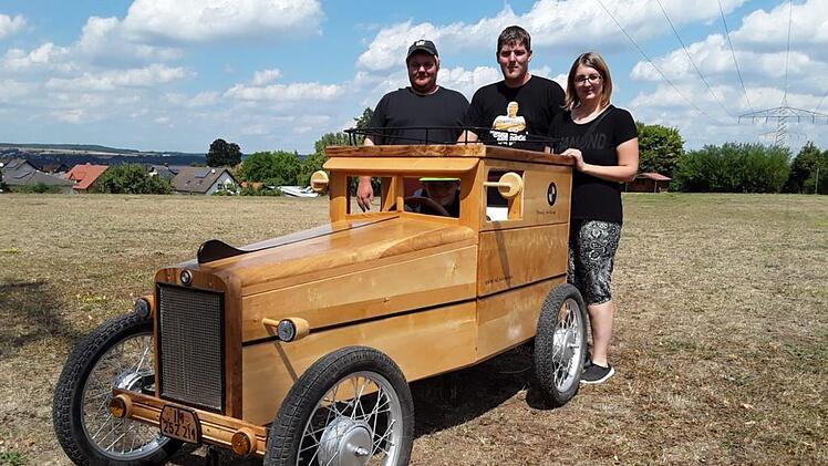 Der Nachbau des 1929er BMW Dixi der Familie Grüner aus Lichtenfels geht am 2. September beim Seifenkistenrennen in Wolfsdorf an den Start.  Fotos: Thomas Hümmer