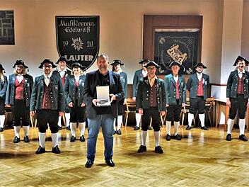 Vorsitzender Mario Digel (vorn mit Pro-Musica-Plakette) und Musikanten der Blaskapelle Edelweiß. Fotos: Vereinsarchiv Edelweiß