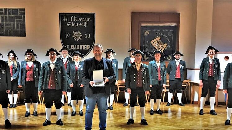 Vorsitzender Mario Digel (vorn mit Pro-Musica-Plakette) und Musikanten der Blaskapelle Edelweiß. Fotos: Vereinsarchiv Edelweiß