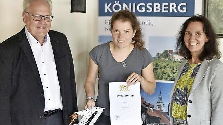 Dorothée Gimmler absolvierte ihre Ausbildung zur Verwaltungsfachangestellten an der Stadt Königsberg mit einem hervorragenden Abschlussergebnis und wird von der Stadt übernommen. Mit ihr freuen sich Bürgermeister Claus Bittenbrünn (links) und Ausbilderin Stadtkämmerin Gabriele Blank (rechts).