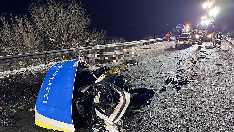Silvesternacht in Oberfranken endet in Horror-Crash: Polizeiauto zerfetzt - Beamter (25) stirbt im Dienst