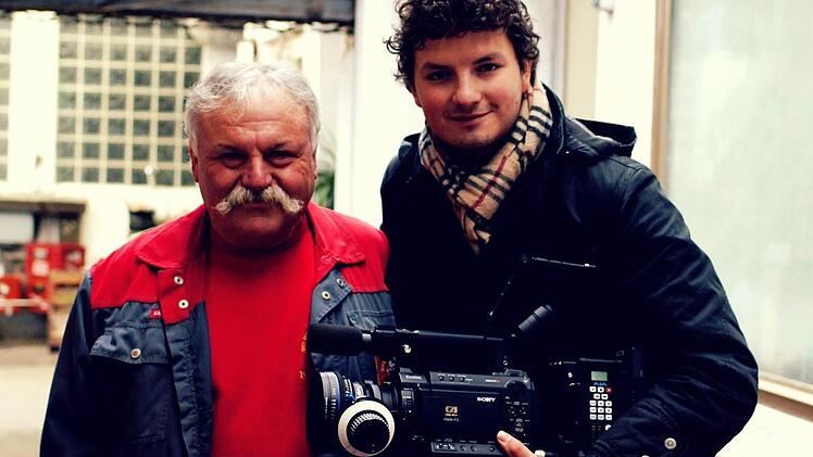 Sebastian Wiegärtner  (rechts) filmt den Kult-Braumeister Fritz Hebendanz aus Forchheim genauso hollywoodreif ...