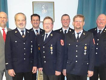 Auf langjährige aktive Feuerwehrkameraden kann man in Poppenroth vertrauen. Einige wurden geehrt. Unser Bild zeigt dabei (von links) Oberbürgermeister Kay Blankenburg, Helmut Krampert, Ralf Schmitt, Peter Kühnlein, Robert Goll, Bernd Beck und Gregor Metz. Foto: Wolfgang Wimmel