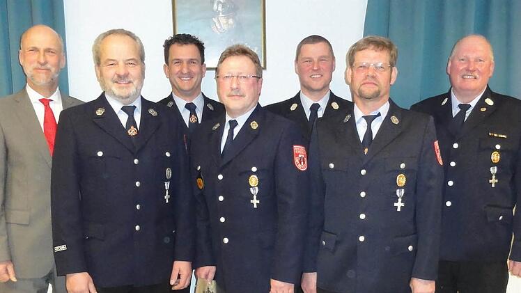 Auf langjährige aktive Feuerwehrkameraden kann man in Poppenroth vertrauen. Einige wurden geehrt. Unser Bild zeigt dabei (von links) Oberbürgermeister Kay Blankenburg, Helmut Krampert, Ralf Schmitt, Peter Kühnlein, Robert Goll, Bernd Beck und Gregor Metz. Foto: Wolfgang Wimmel