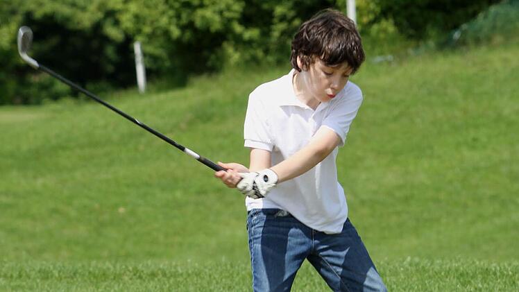 Der Schüler Benedikt Panitz bei seinen Übungen auf der Driving-Ranch.