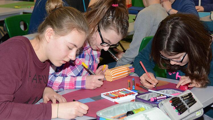 "Bunt statt blau": Kulmbacher Realschüler gestalten Wettbewerbs-Plakate. Foto: Dagmar Besand