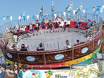 Die Bayernwippe ist eine der Attraktionen auf dem Festplatz am Schwedensteg. Foto: BR/Archiv