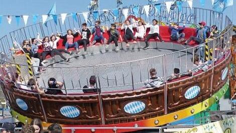 Die Bayernwippe ist eine der Attraktionen auf dem Festplatz am Schwedensteg. Foto: BR/Archiv