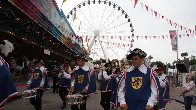 Der Spielmannzug "Fraenkische Musketiere" der Freiwilligen Feuerwehr Herzogenaurach beim Festumzug zur Eöffnung des Nürnberger Volksfestes.Symbolbild: bayernpress