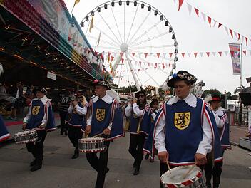 Der Spielmannzug "Fraenkische Musketiere" der Freiwilligen Feuerwehr Herzogenaurach beim Festumzug zur E&ouml;ffnung des N&uuml;rnberger Volksfestes.Symbolbild: bayernpress