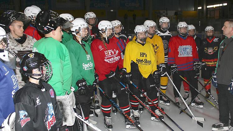 Die drei Porada-Schwestern Pauline, Florentine und Josephine (ab 3. von links) gemeinsam beim Training (rechts Trainer Andreas Thebus) mit der U20 der Haßfurter Young Hawks.