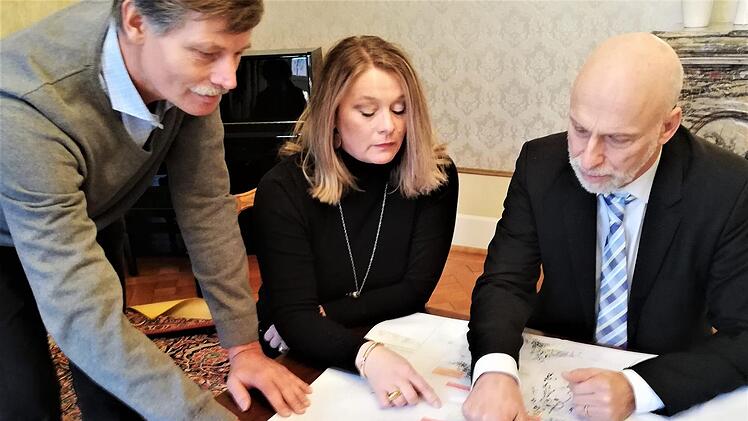 Peter Borst (von links), Bereichsleiter Servicemanagement, erläutert Kirsten Piening, der Vorsitzenden des Familienbeirats, und Oberbürgermeister Kay Blankenburg das neue Spielplatzkonzept. Foto: Sigismund von Dobschütz