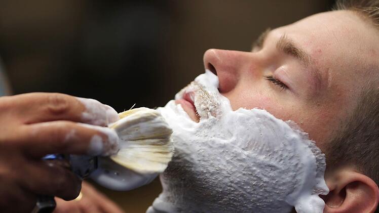 Keine Ausnahme bei Friseuren, Die gesetzlichen  Regelungen gelten für alle. Symbolbild: Oliver Berg/dpa