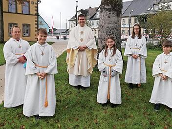 Im Bild von links Andreas Lazarus, Noah Sesselmann, Pfarrer Detlef Pötzl, Lana Gratzke, Oberministrantin Cindy Schüpferling und Felix Knauer  Foto: K.- H. Hofmann